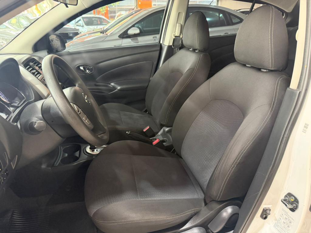 NISSAN Versa Sedan - Foto