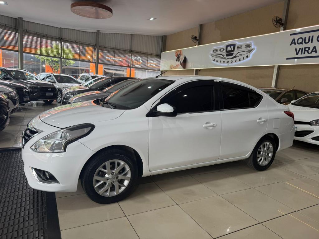NISSAN Versa Sedan - Foto