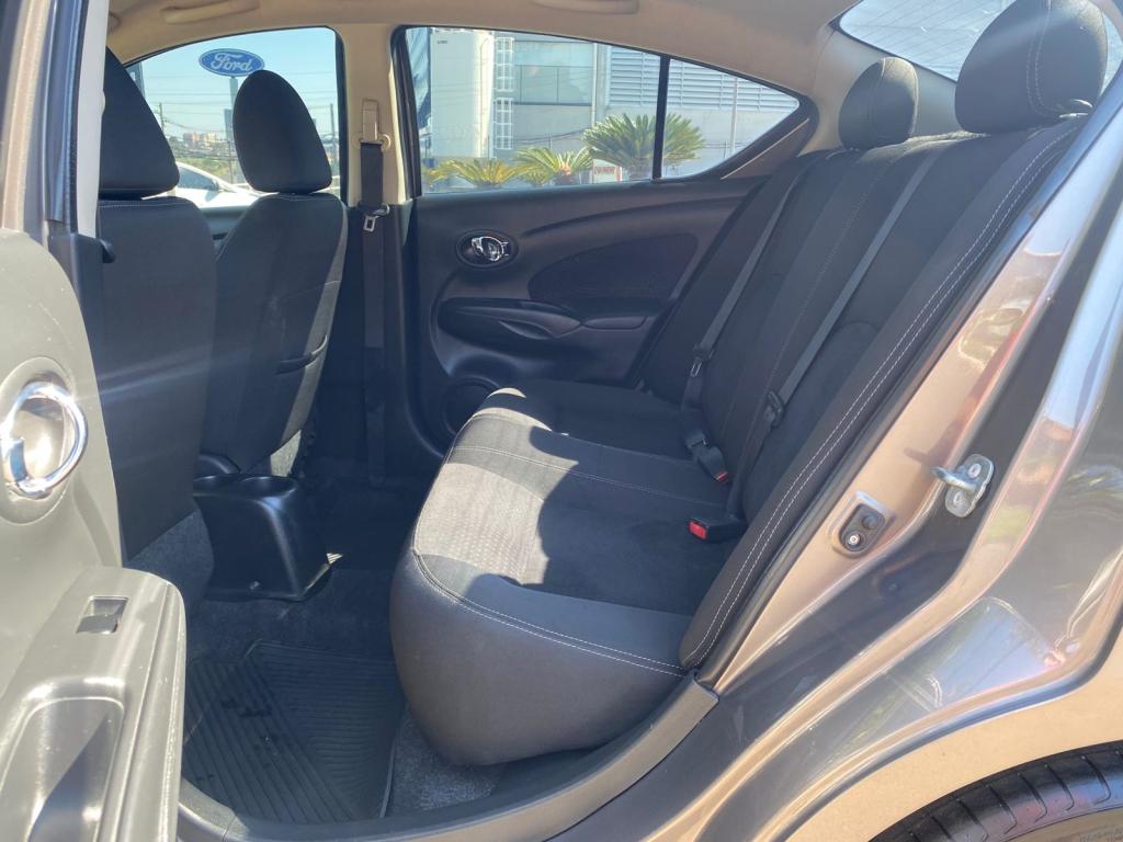 NISSAN Versa Sedan - Foto