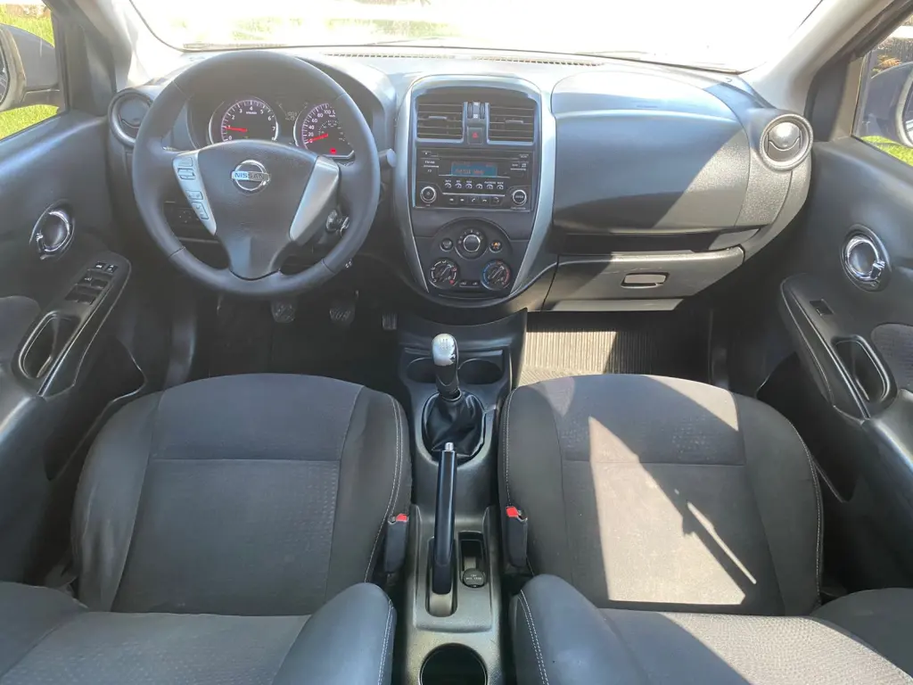 NISSAN Versa Sedan - Foto