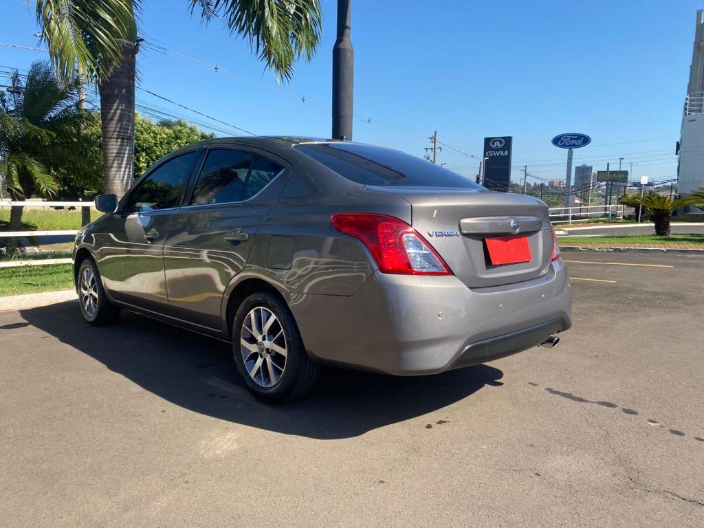 NISSAN Versa Sedan - Foto