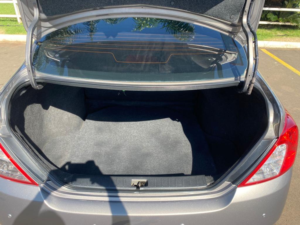 NISSAN Versa Sedan - Foto