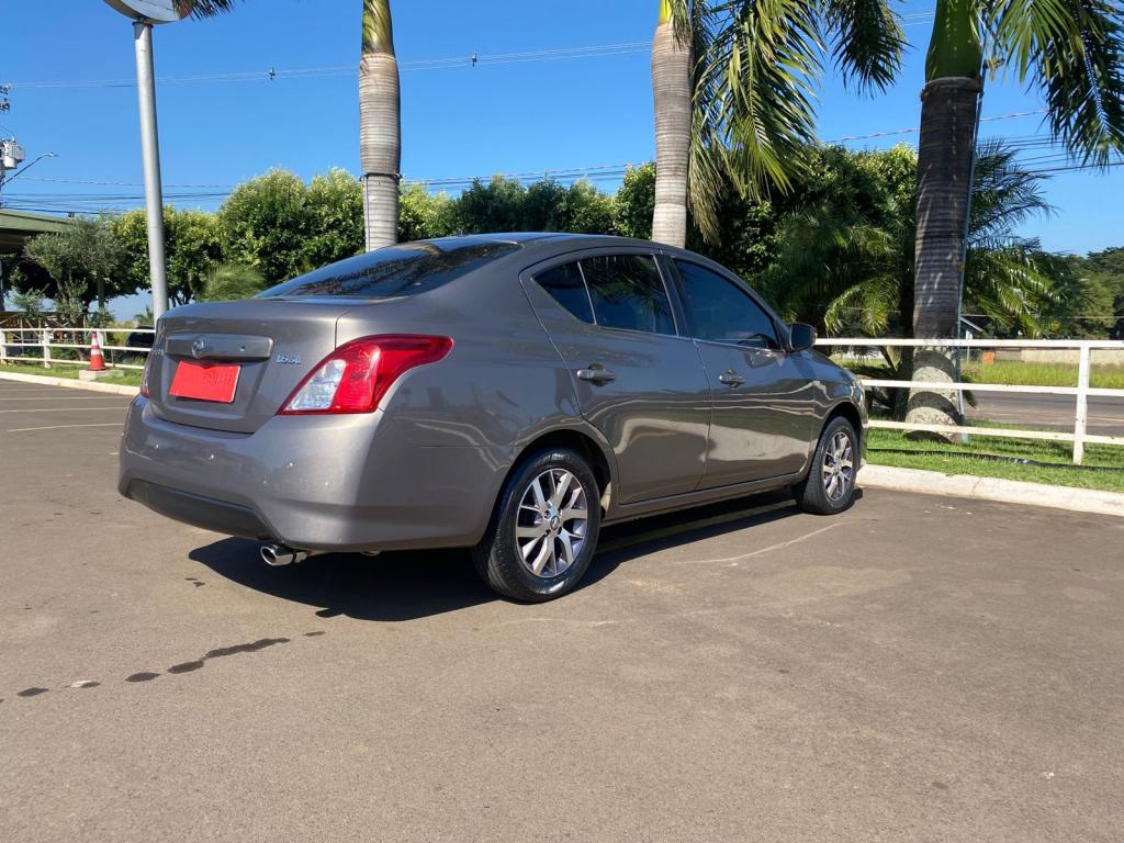NISSAN Versa Sedan - Foto