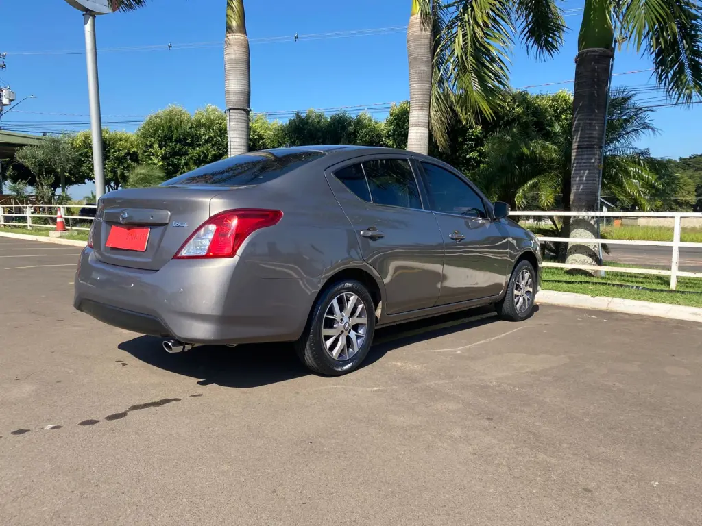 NISSAN Versa Sedan - Foto