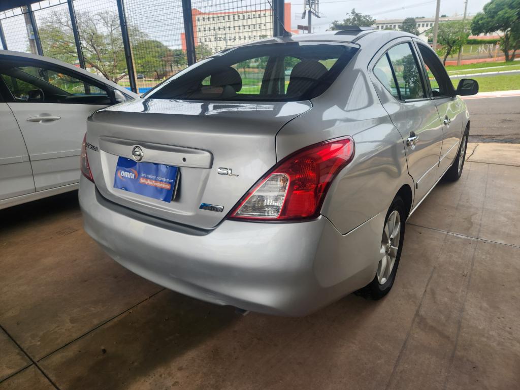 NISSAN Versa Sedan - Foto