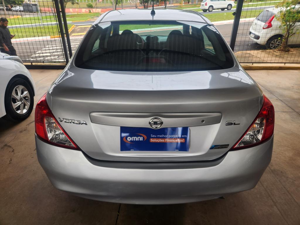 NISSAN Versa Sedan - Foto