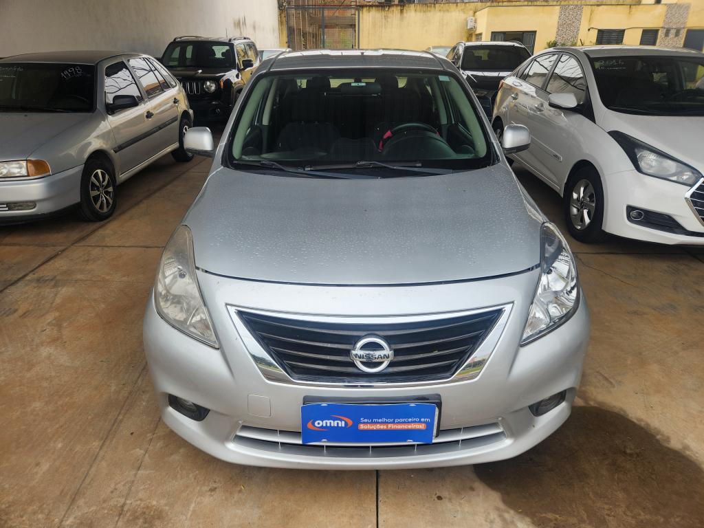 NISSAN Versa Sedan - Foto