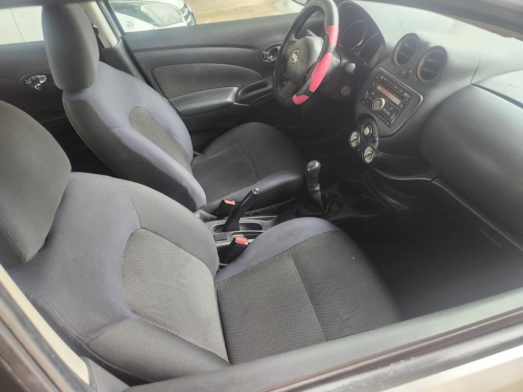 NISSAN Versa Sedan - Foto