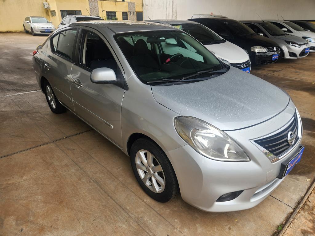 NISSAN Versa Sedan - Foto