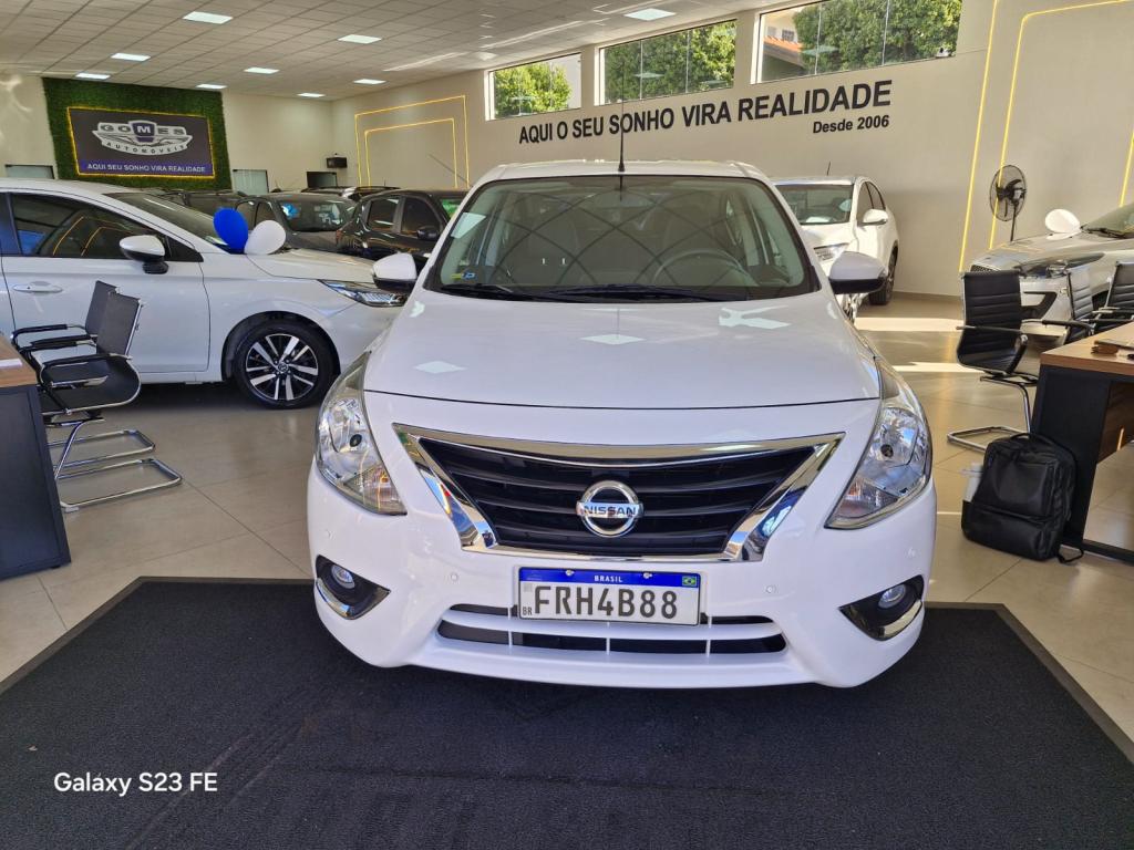 NISSAN Versa Sedan - Foto
