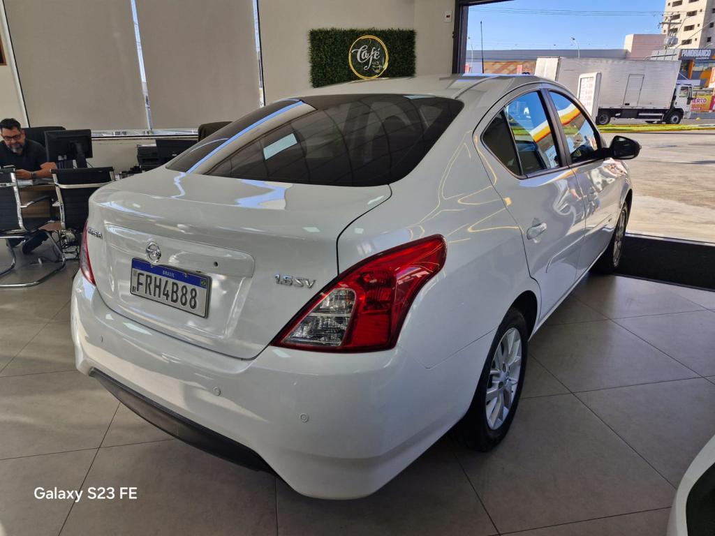 NISSAN Versa Sedan - Foto