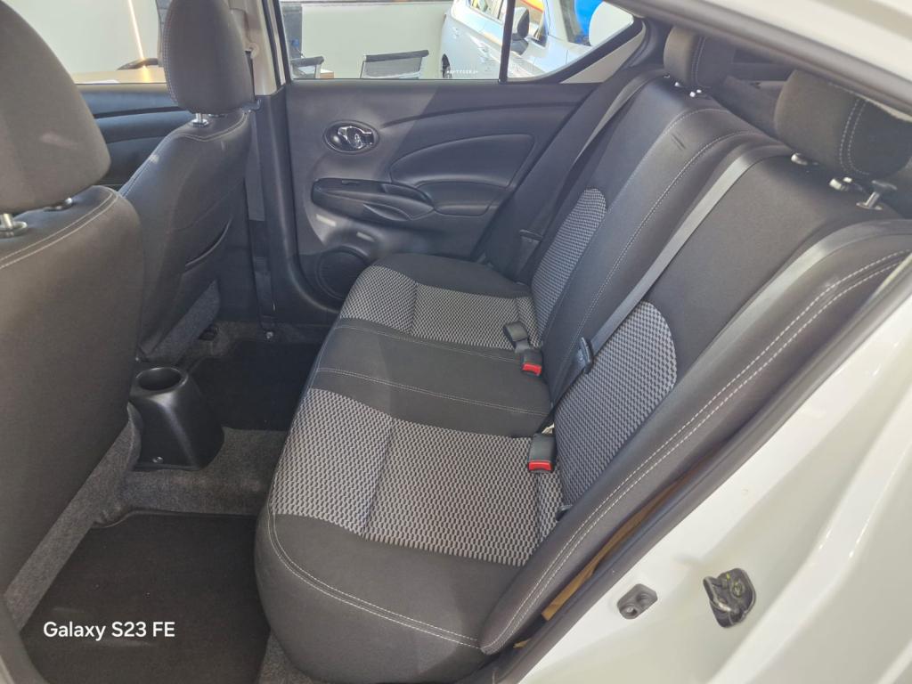 NISSAN Versa Sedan - Foto