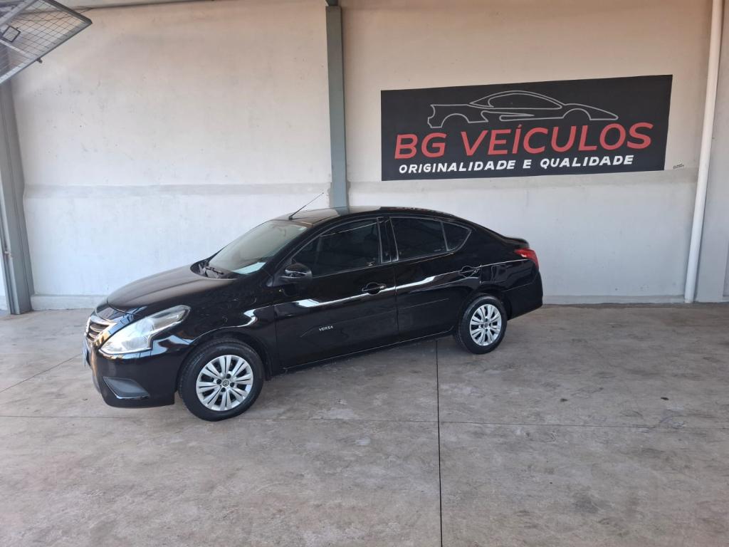 NISSAN Versa Sedan - Foto