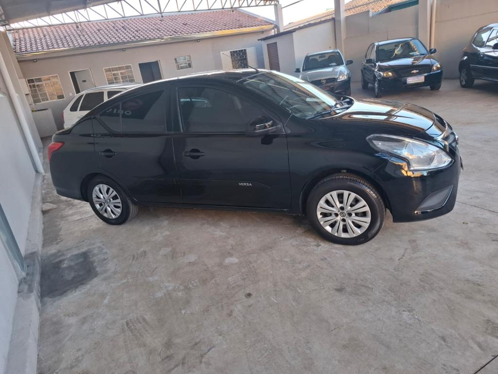 NISSAN Versa Sedan - Foto