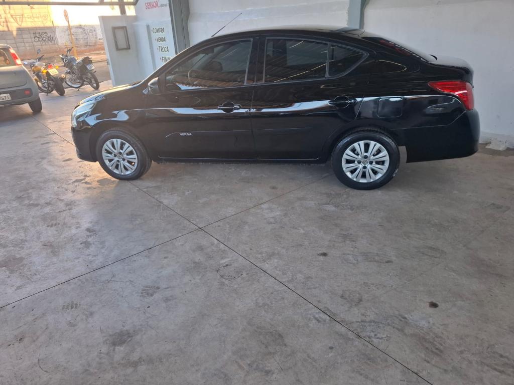 NISSAN Versa Sedan - Foto