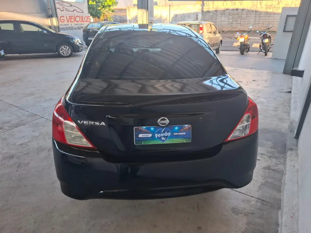 NISSAN Versa Sedan - Foto