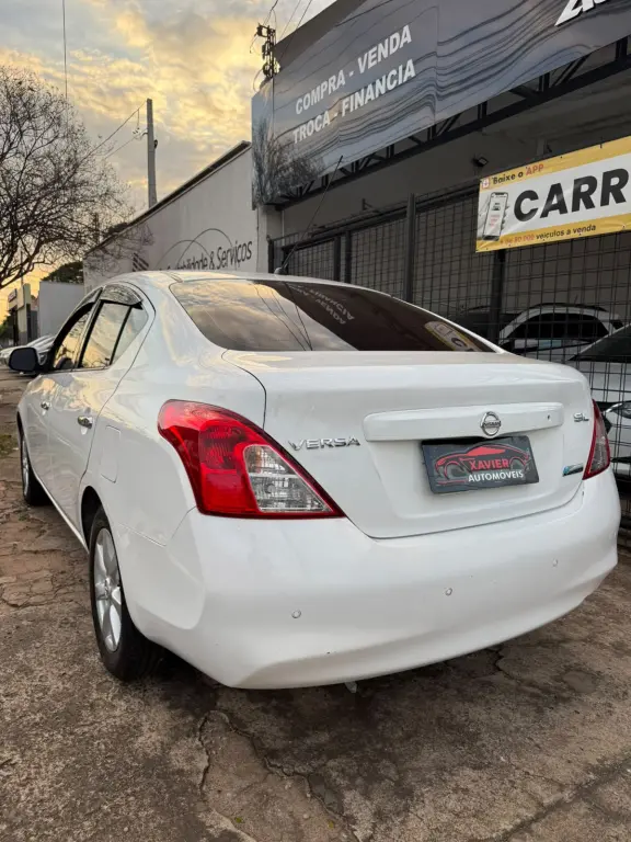 NISSAN Versa Sedan - Foto