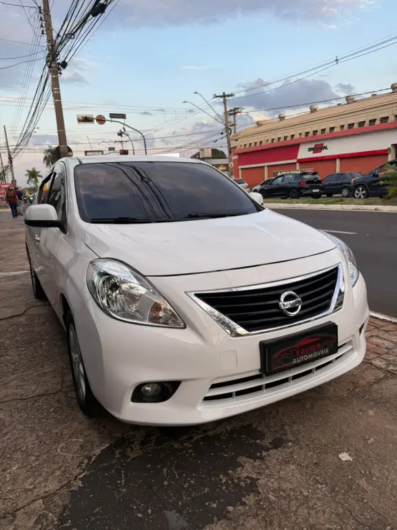 NISSAN Versa Sedan - Foto