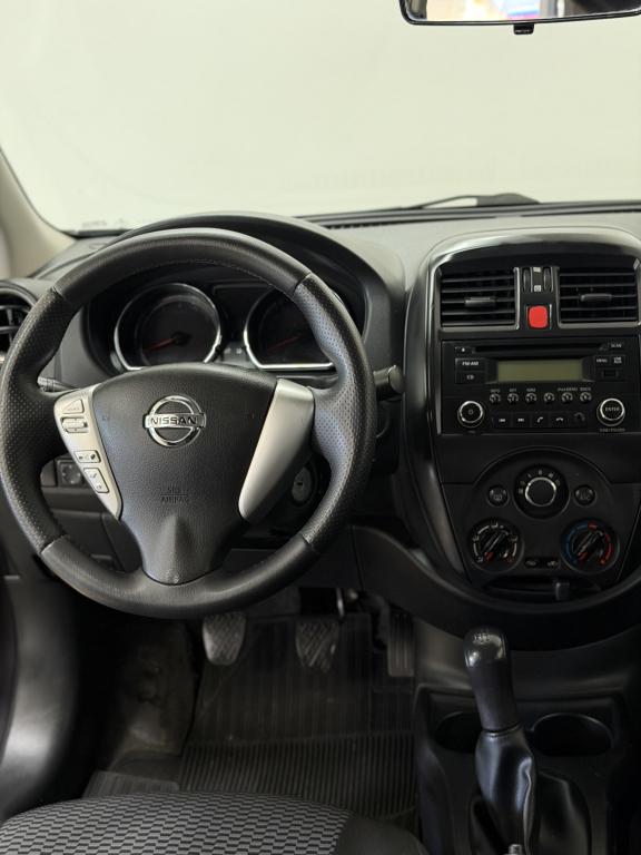 NISSAN Versa Sedan - Foto