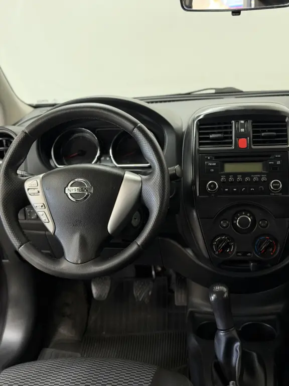 NISSAN Versa Sedan - Foto