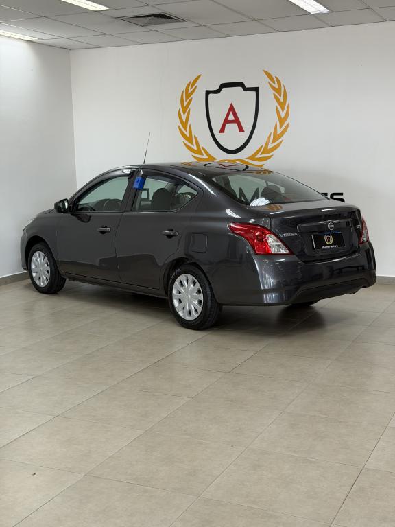 NISSAN Versa Sedan - Foto