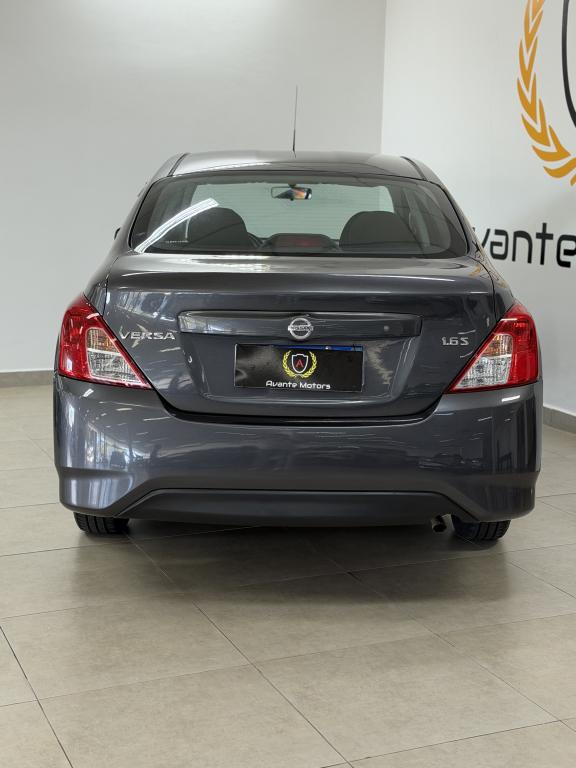 NISSAN Versa Sedan - Foto