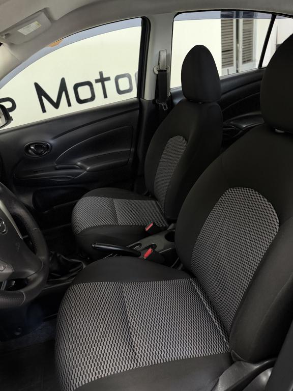 NISSAN Versa Sedan - Foto