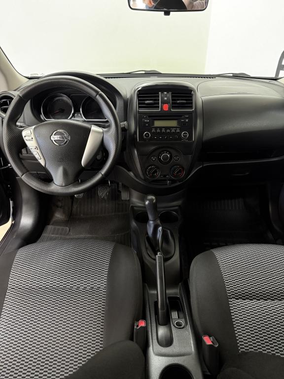 NISSAN Versa Sedan - Foto