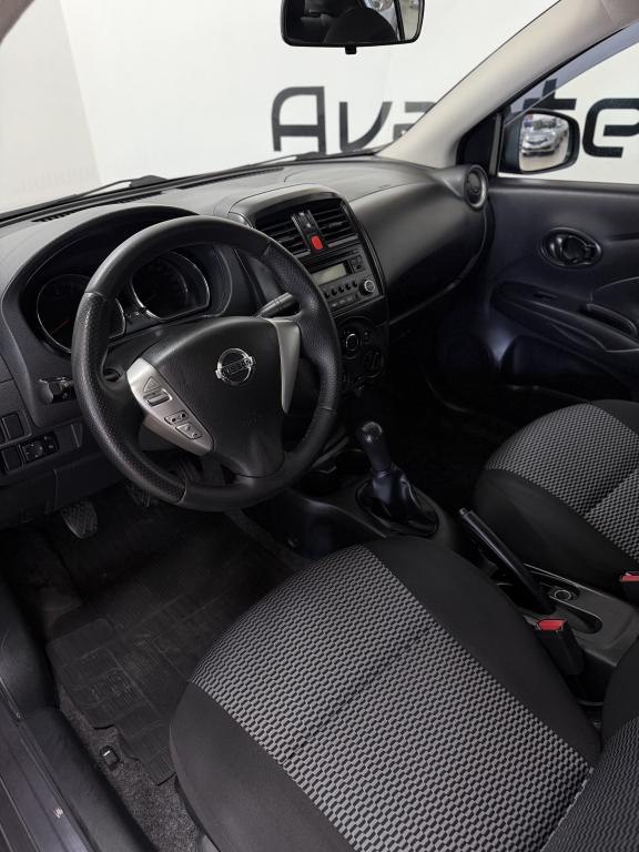 NISSAN Versa Sedan - Foto