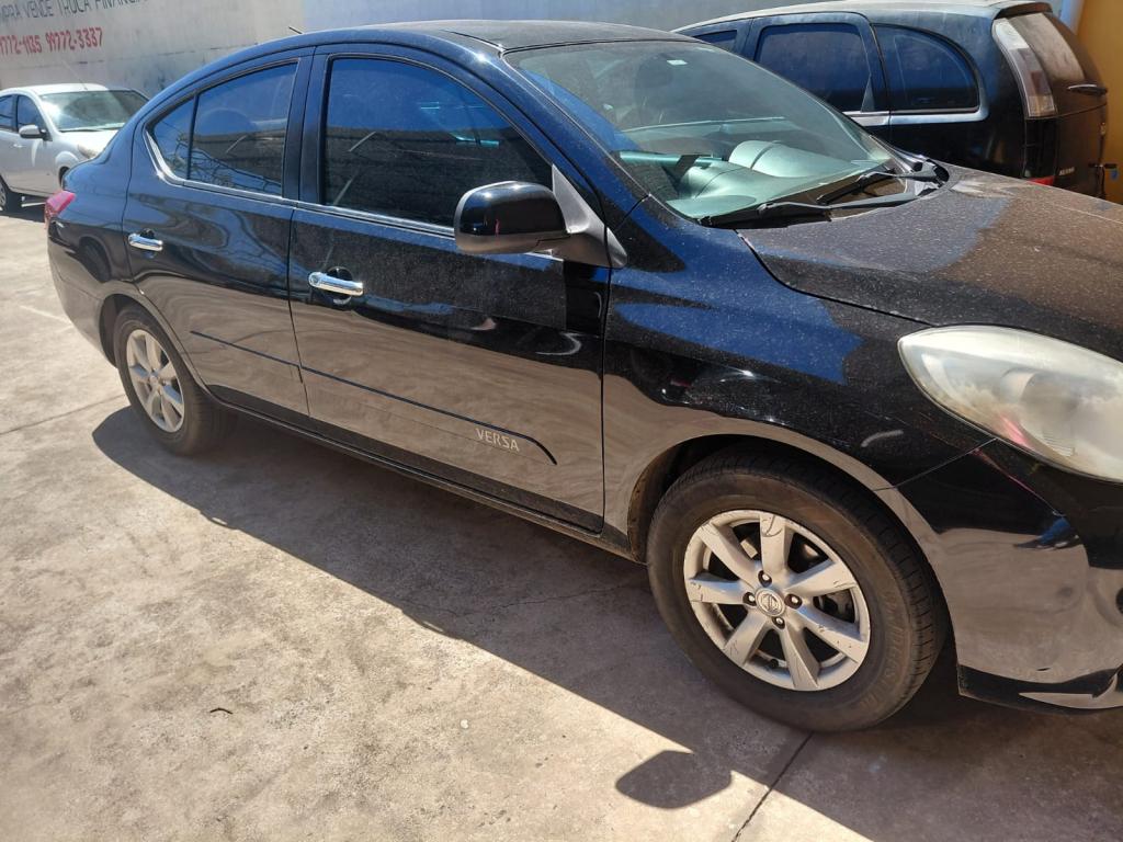 NISSAN Versa Sedan - Foto
