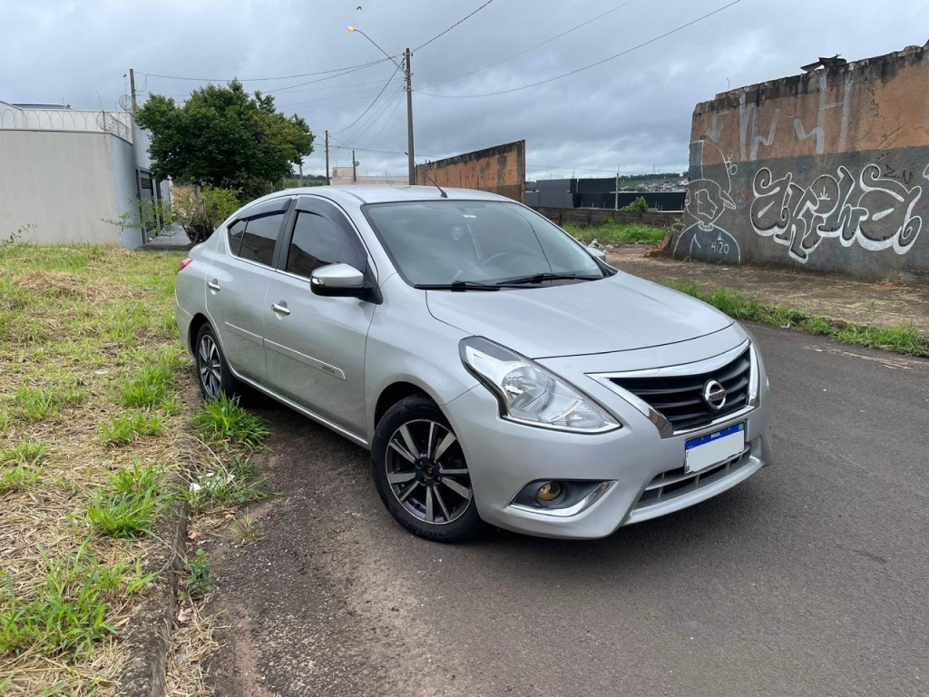 NISSAN Versa Sedan - Foto