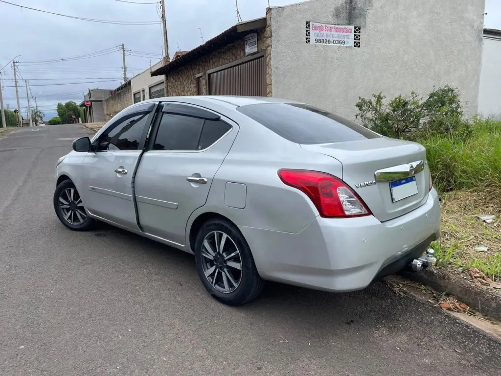 NISSAN Versa Sedan - Foto