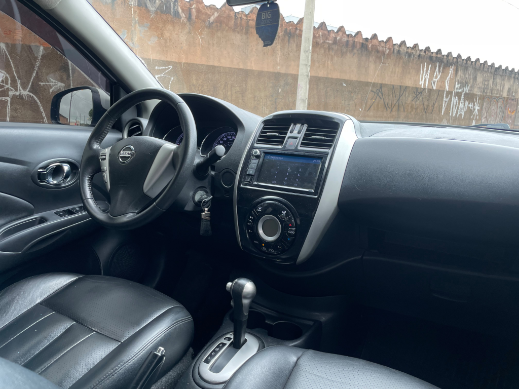 NISSAN Versa Sedan - Foto