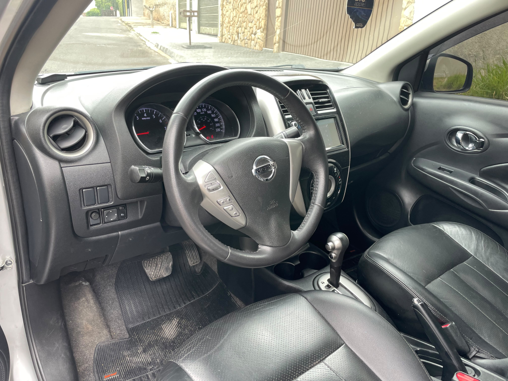 NISSAN Versa Sedan - Foto