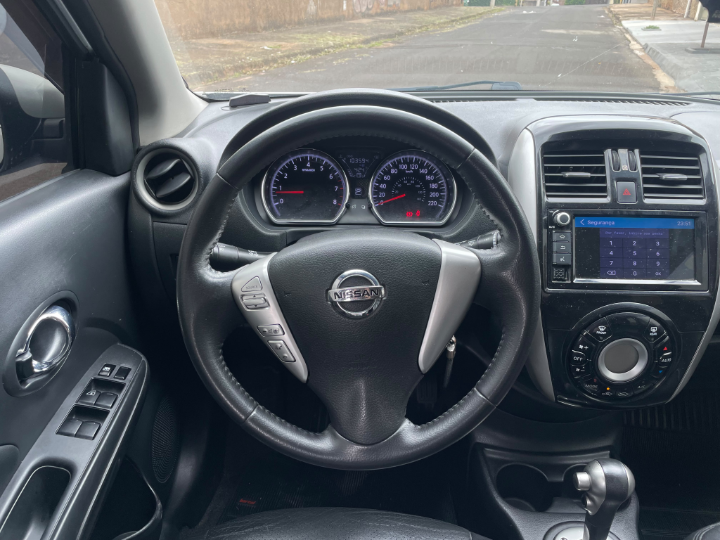 NISSAN Versa Sedan - Foto