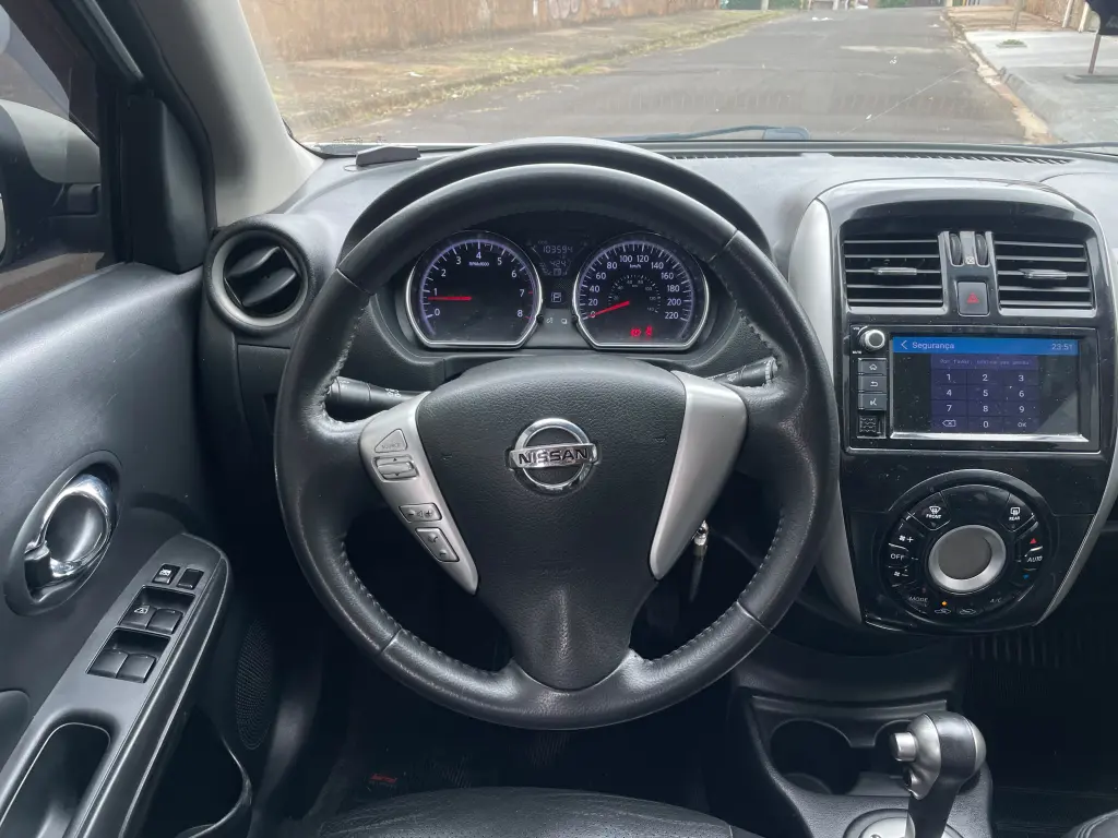 NISSAN Versa Sedan - Foto