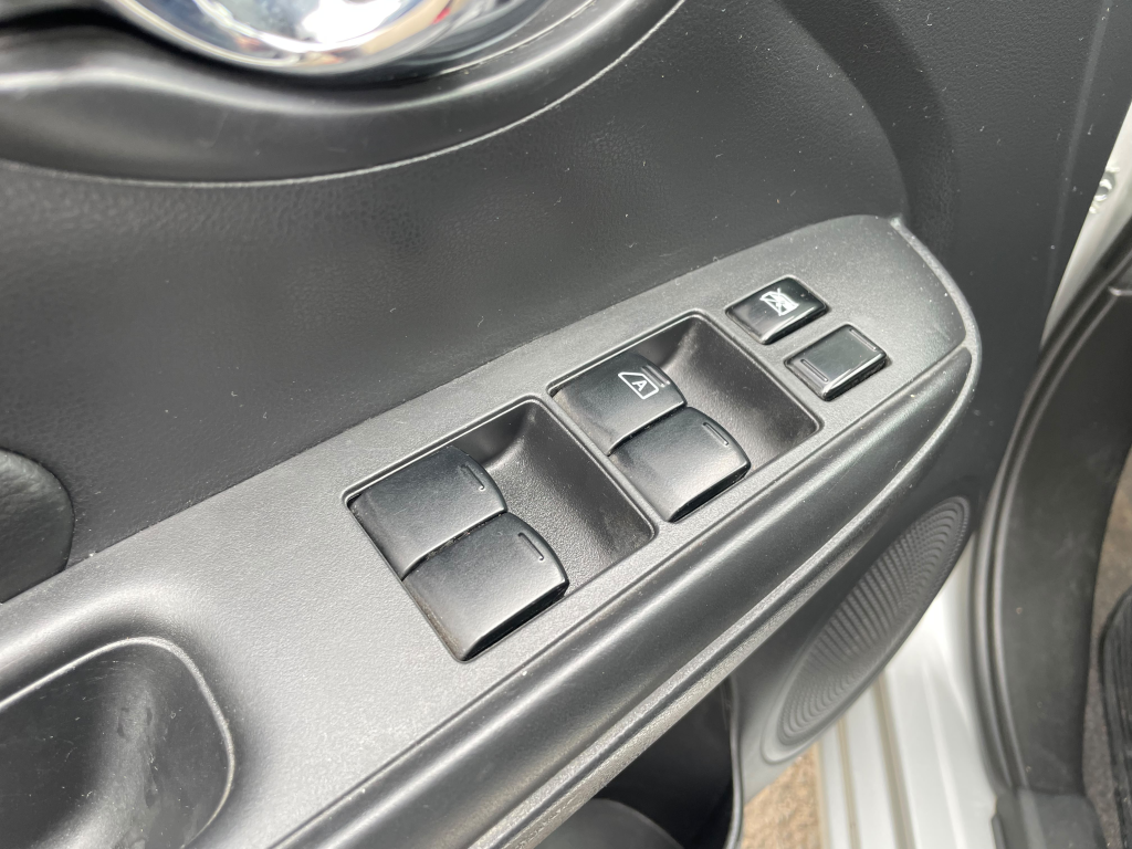 NISSAN Versa Sedan - Foto