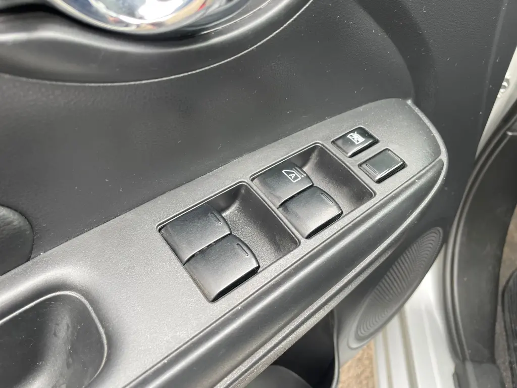 NISSAN Versa Sedan - Foto