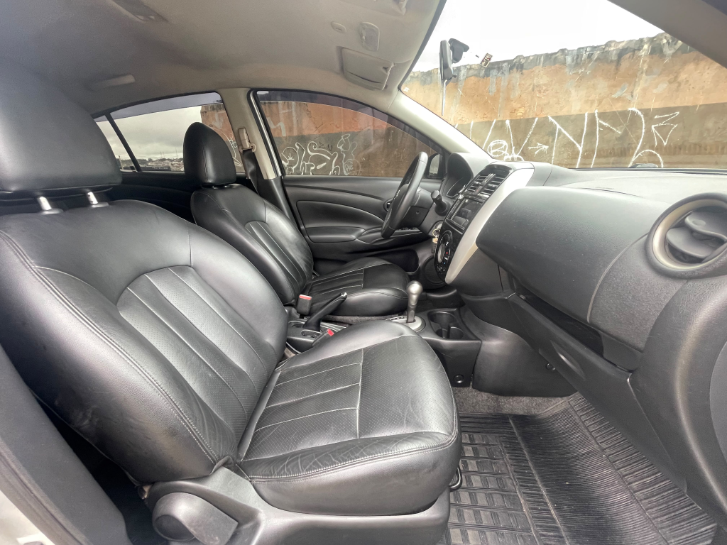 NISSAN Versa Sedan - Foto