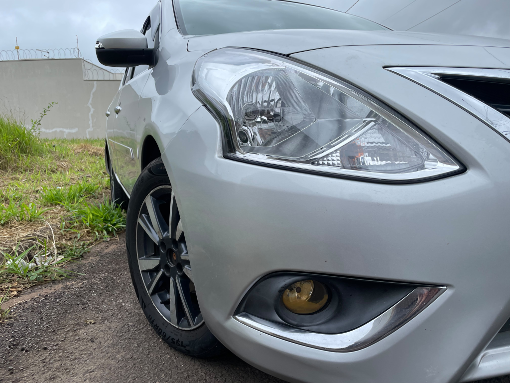 NISSAN Versa Sedan - Foto