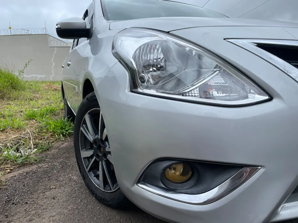 NISSAN Versa Sedan - Foto