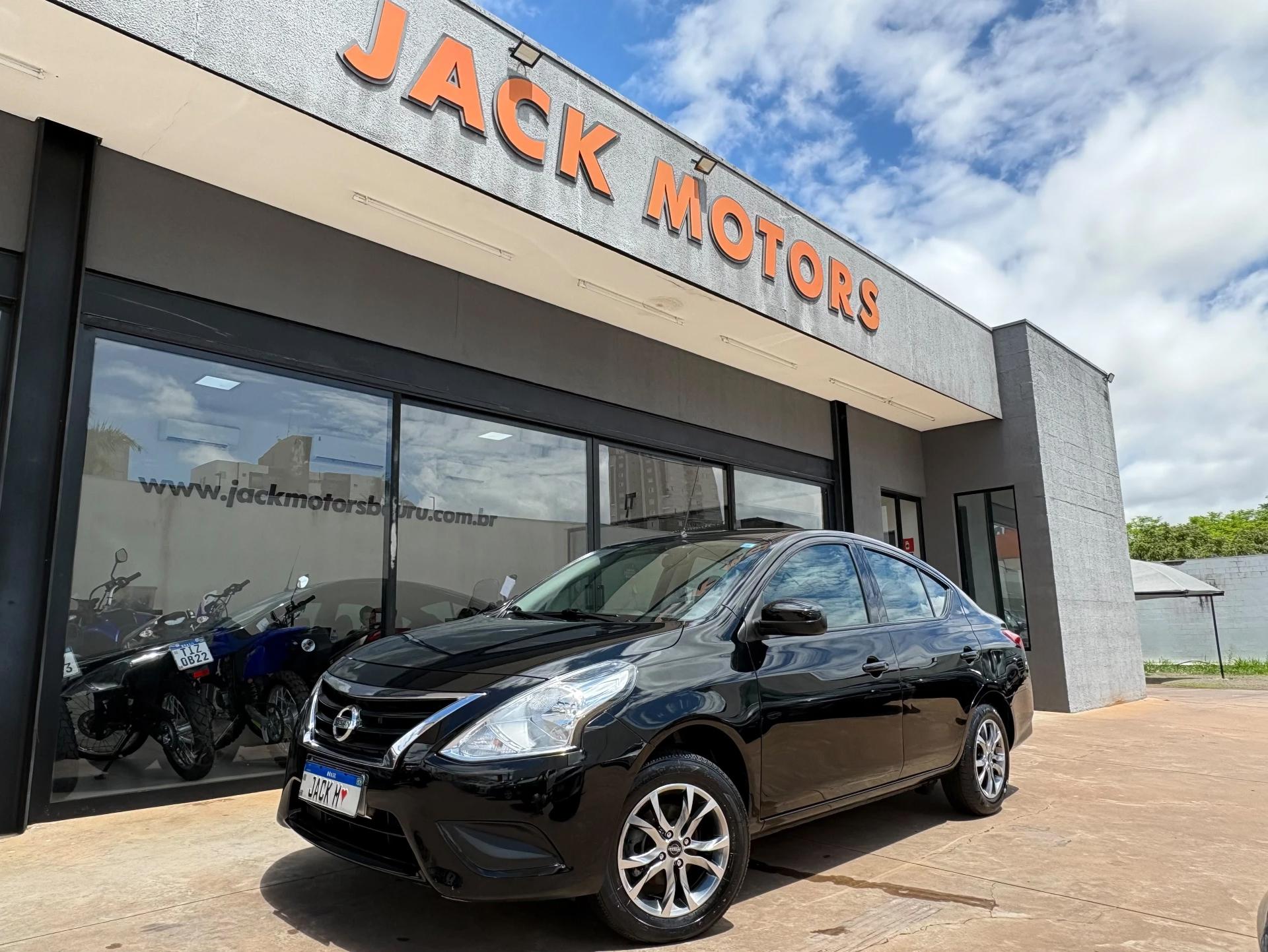 NISSAN Versa Sedan