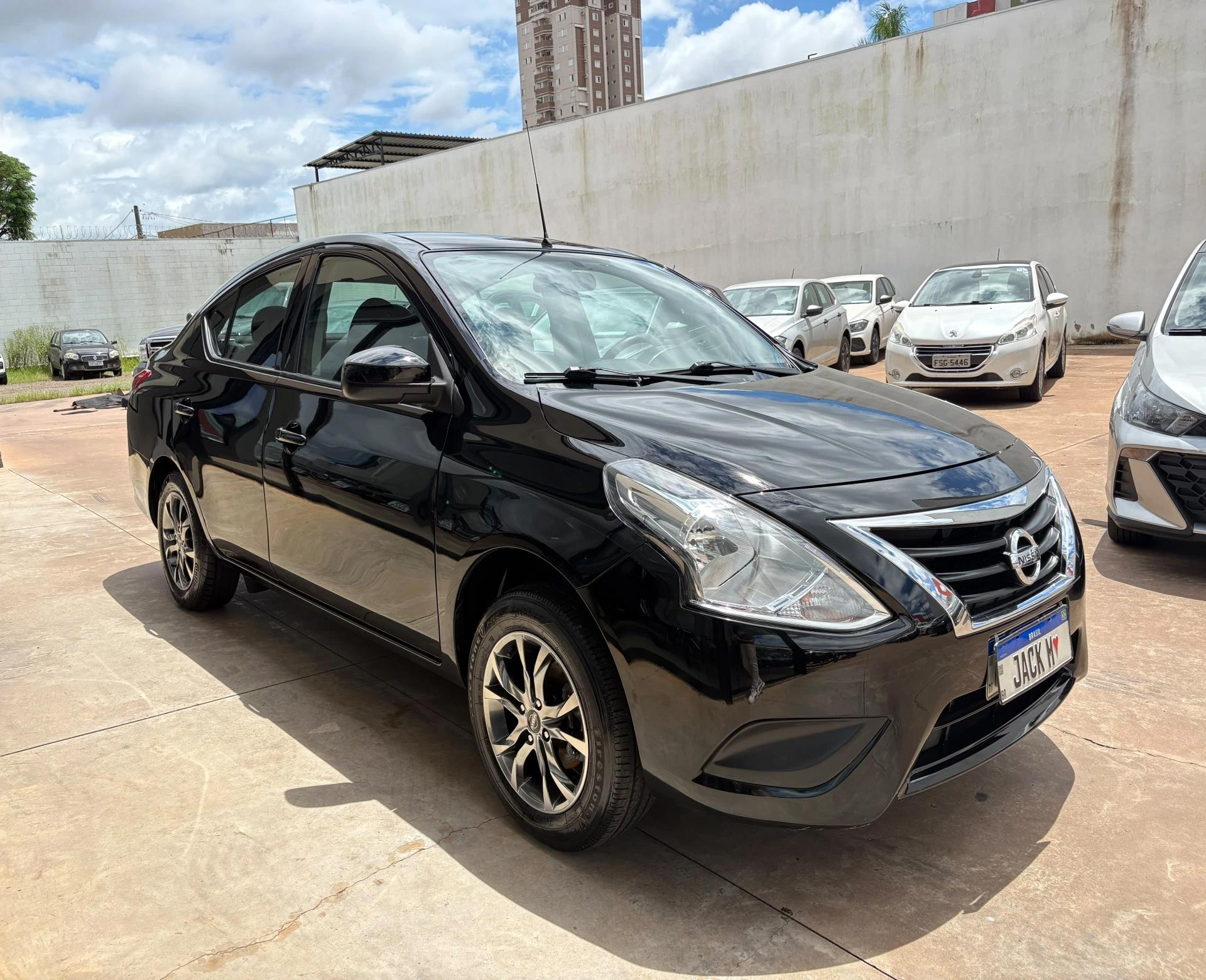 NISSAN Versa Sedan - Foto