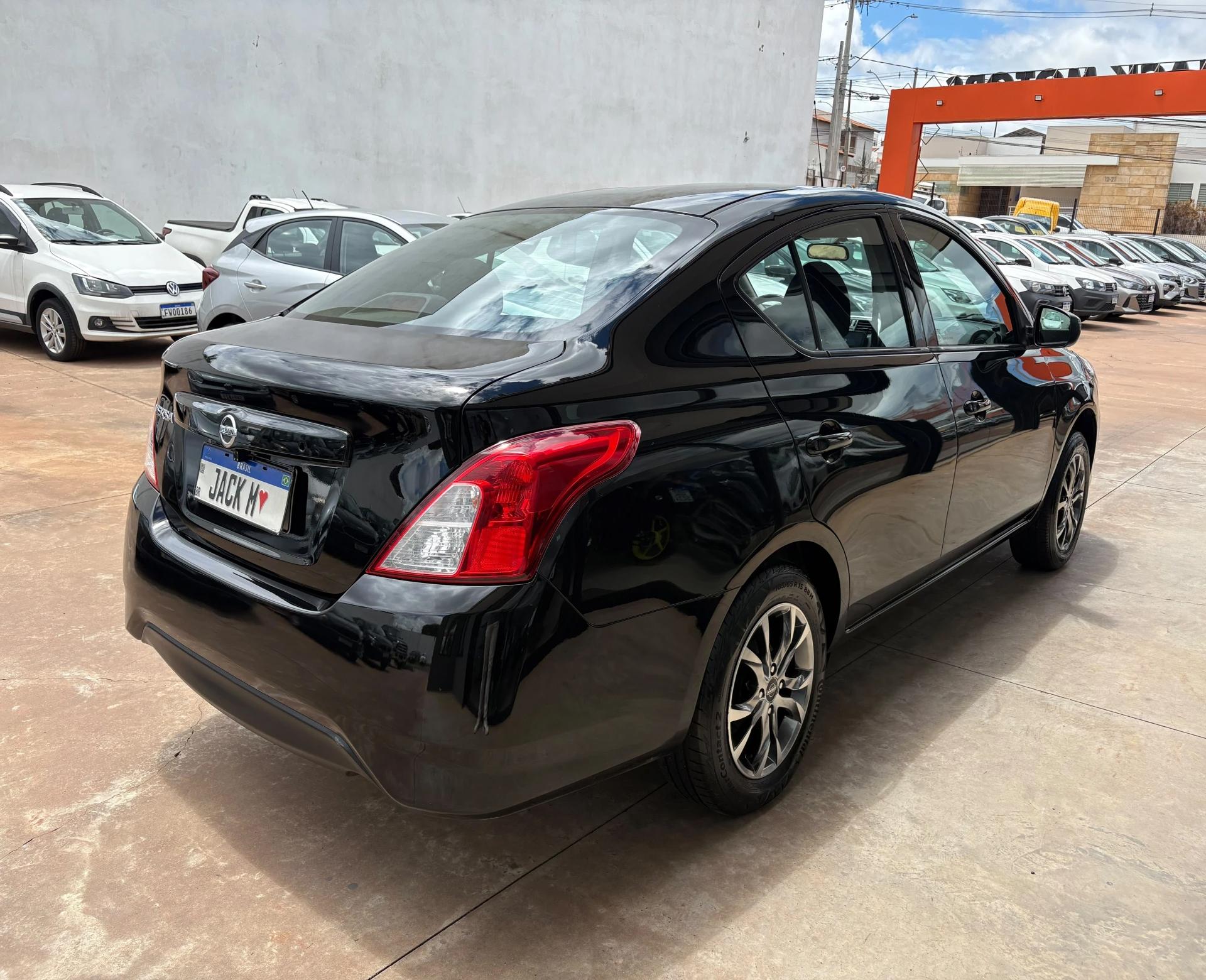 NISSAN Versa Sedan - Foto