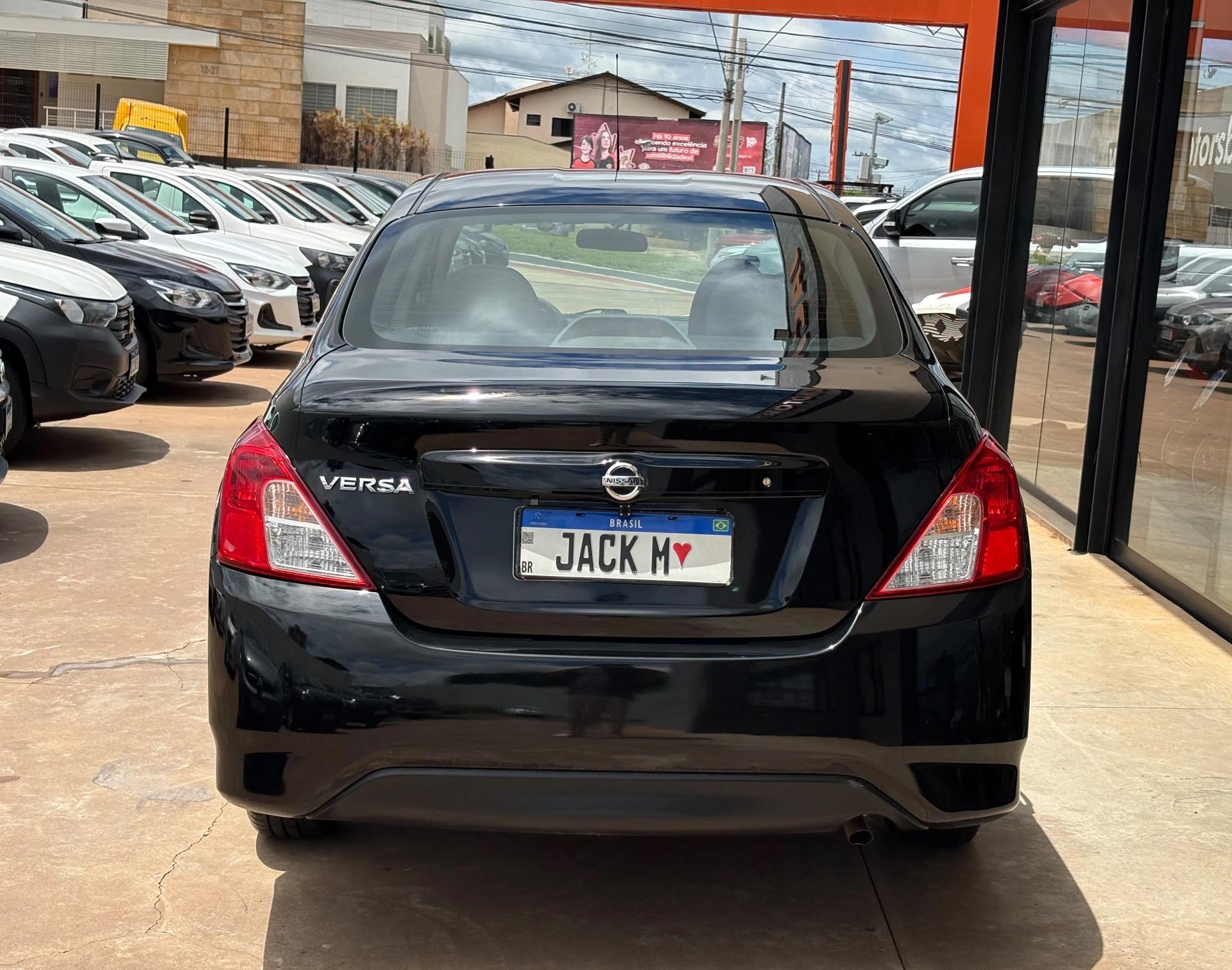 NISSAN Versa Sedan - Foto