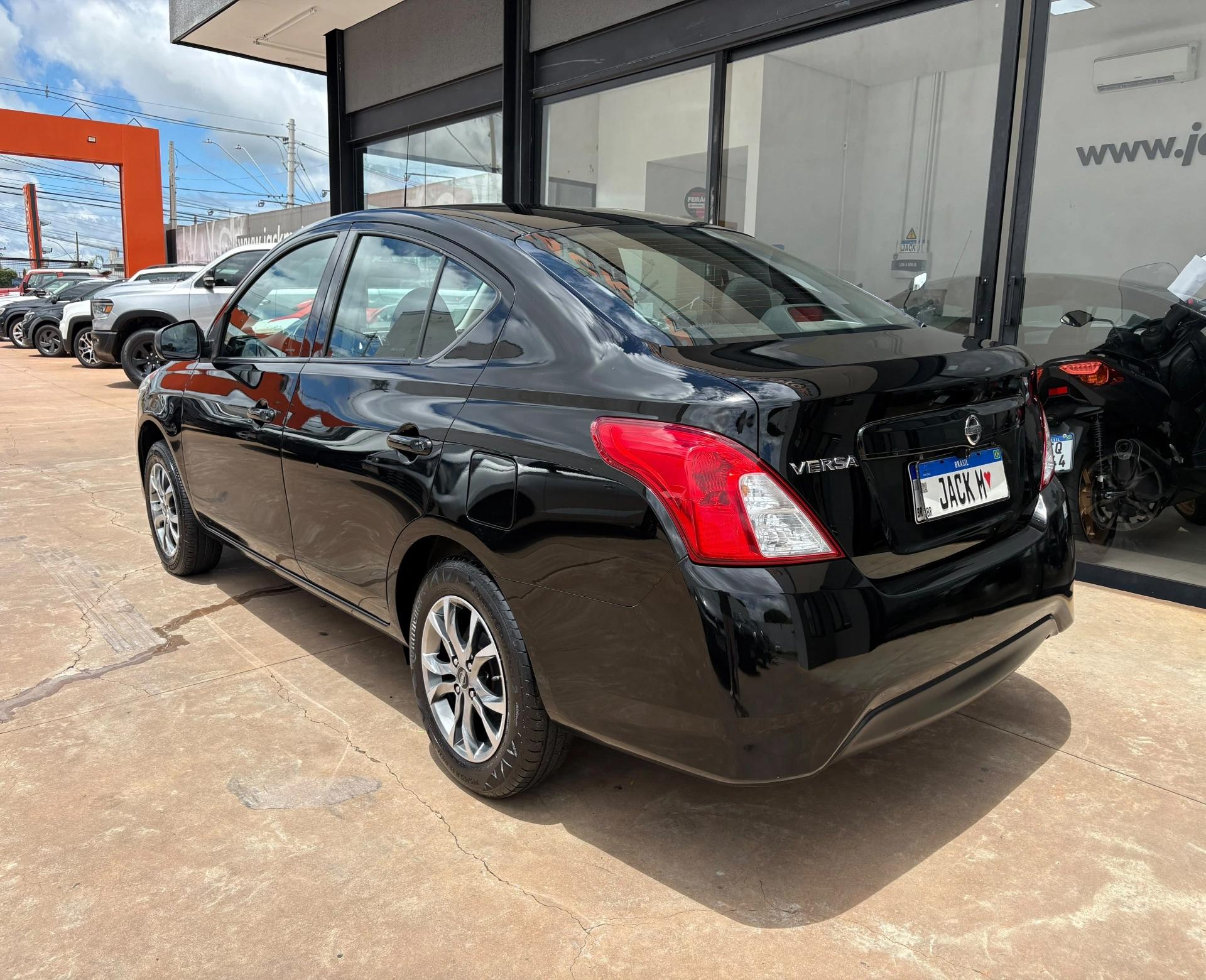NISSAN Versa Sedan - Foto