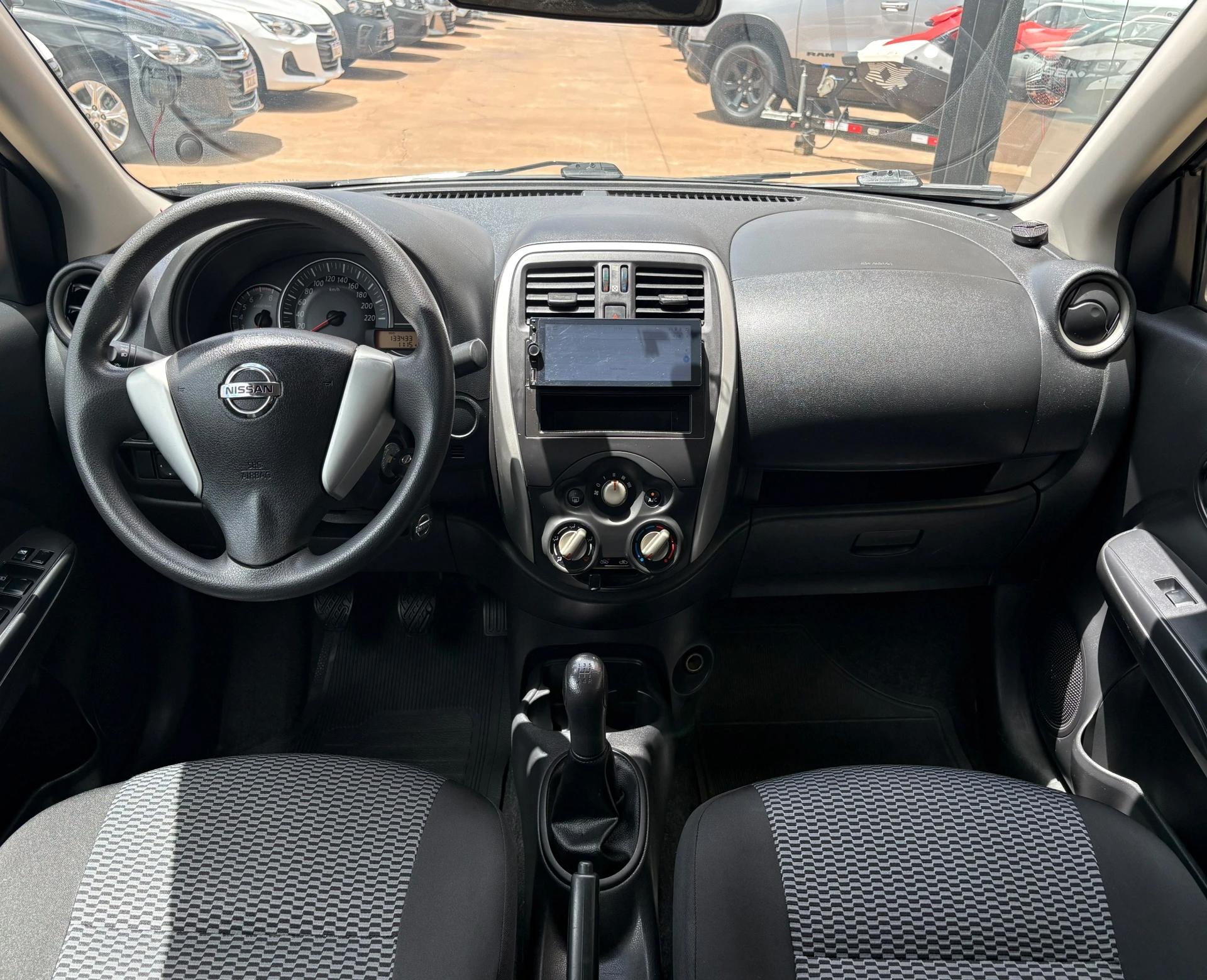 NISSAN Versa Sedan - Foto
