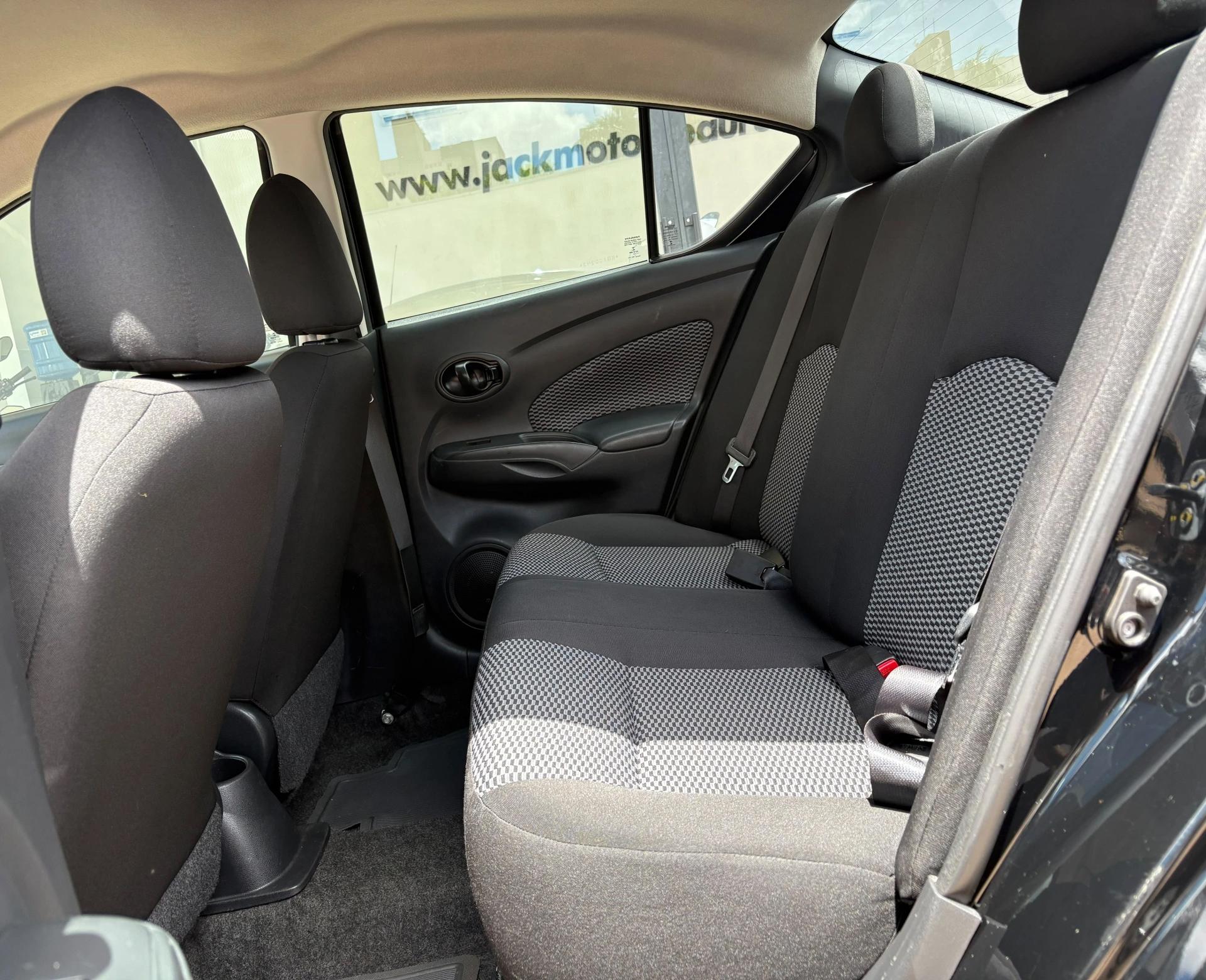 NISSAN Versa Sedan - Foto