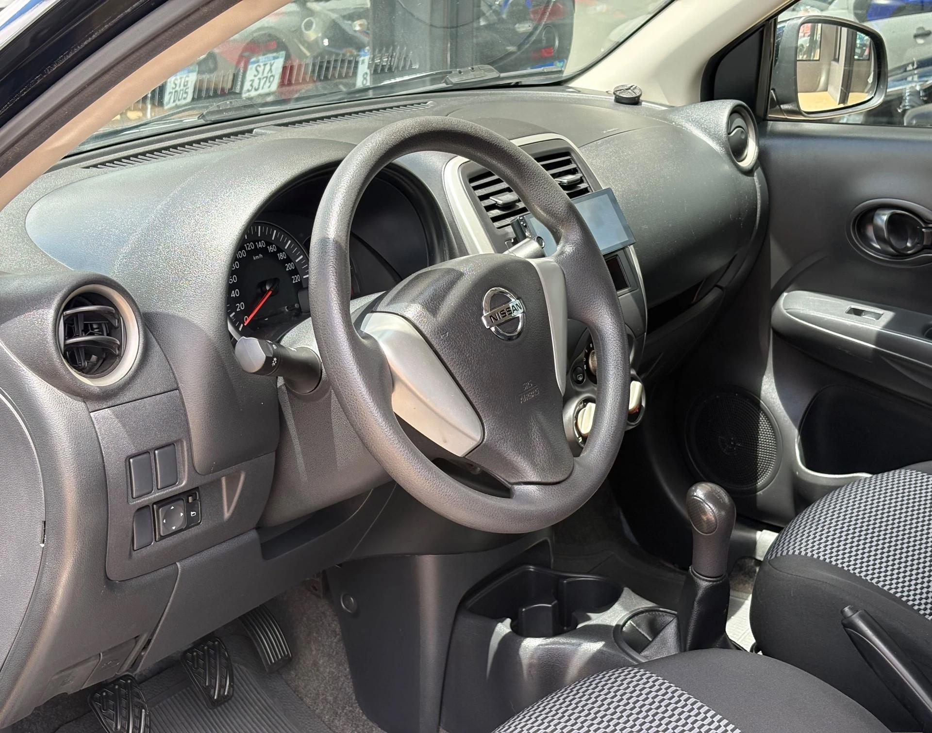 NISSAN Versa Sedan - Foto