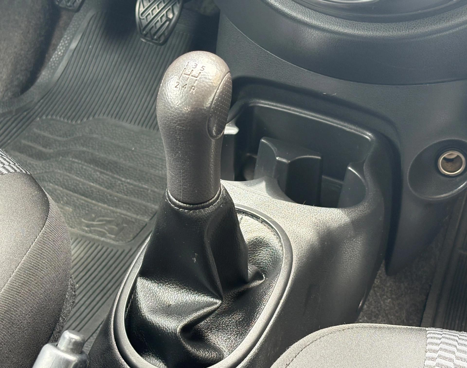 NISSAN Versa Sedan - Foto